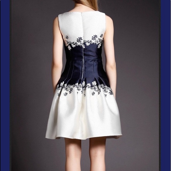 Blue and white floral dress - Picture 4 of 5